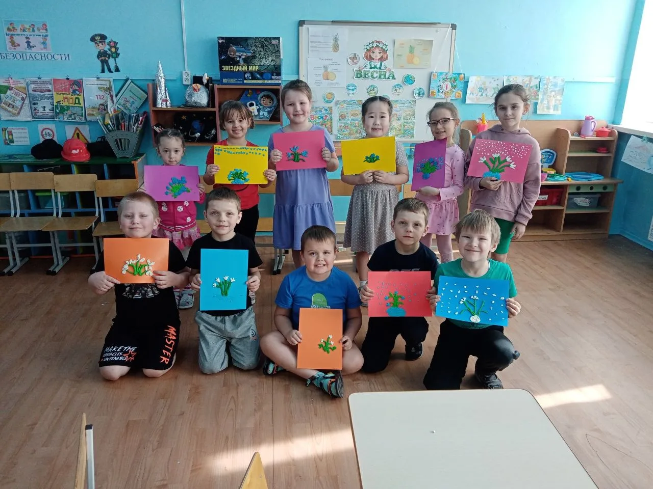 ▌День подснежника

Прорастает сквозь снежок,
К солнечным лучам, цветок,
Маленький и нежный,
Беленьки