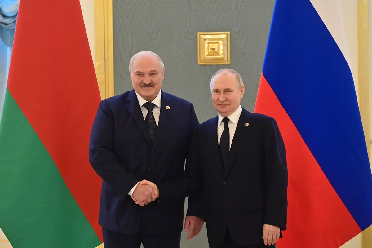 Александр Лукашенко поздравил Владимира Путина и всех россиян с Днем России.

Российская Федерация –