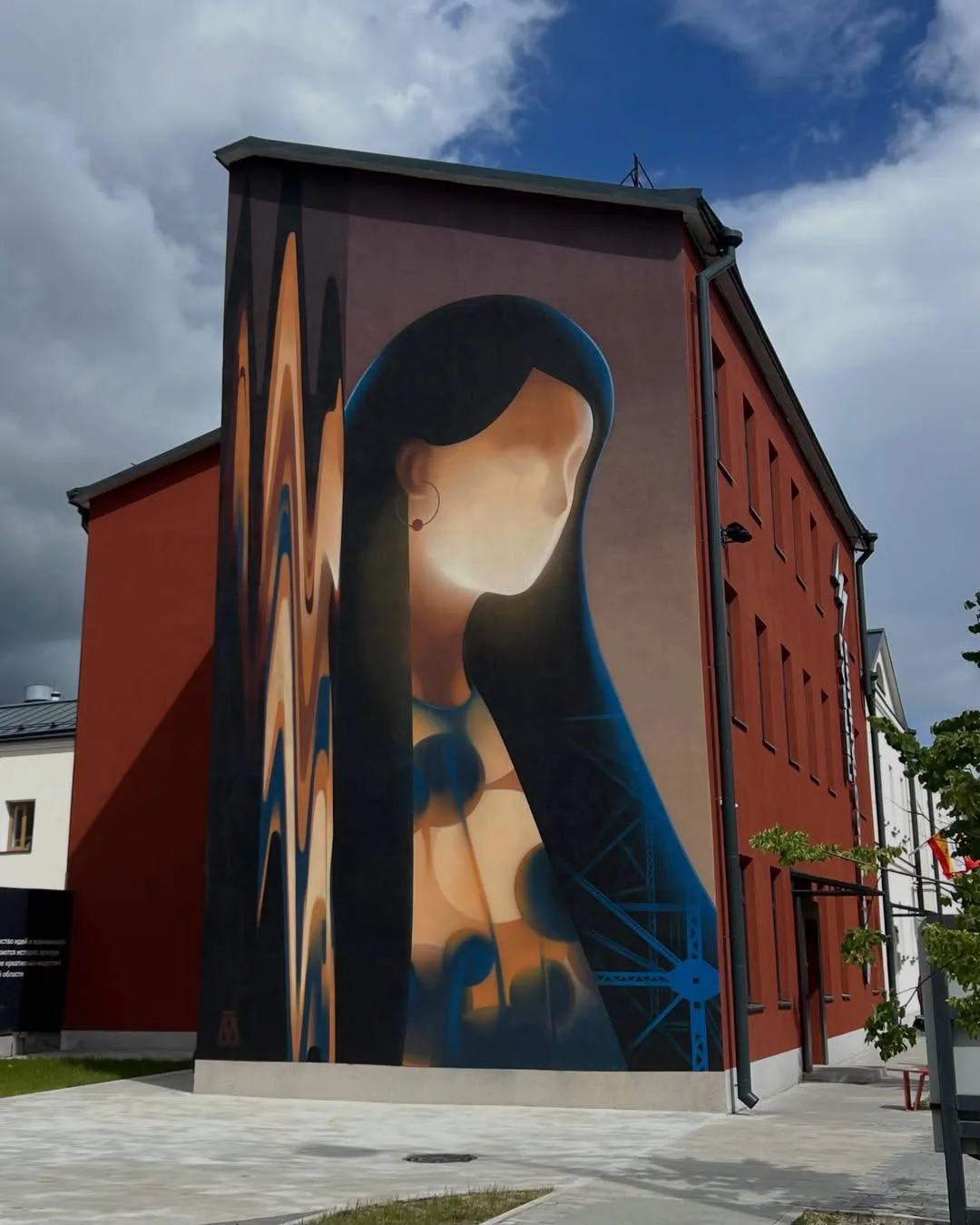 Роспись «Внутри света» в Рязани от Александра Дёмкина.
⠀
Работа создана на территории, где находилас