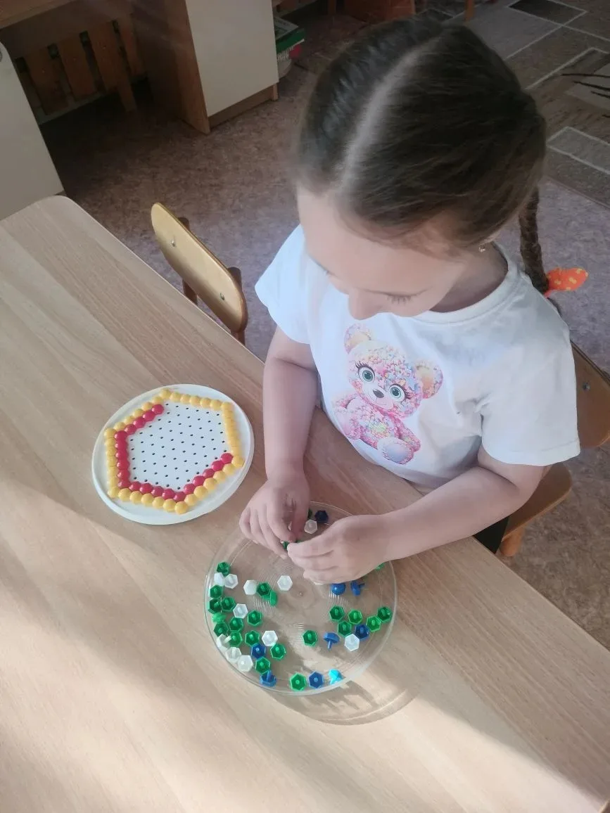 🩵💜❤
Я кусочек к половинке
Аккуратно приложу.
Из мозаики картинку
Соберу и покажу!🌠