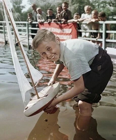 ДОБРОЕ УТРО!

Школьник запускает модель яхты, 1960 год. 

Казалось бы, простая детская забава, но в 