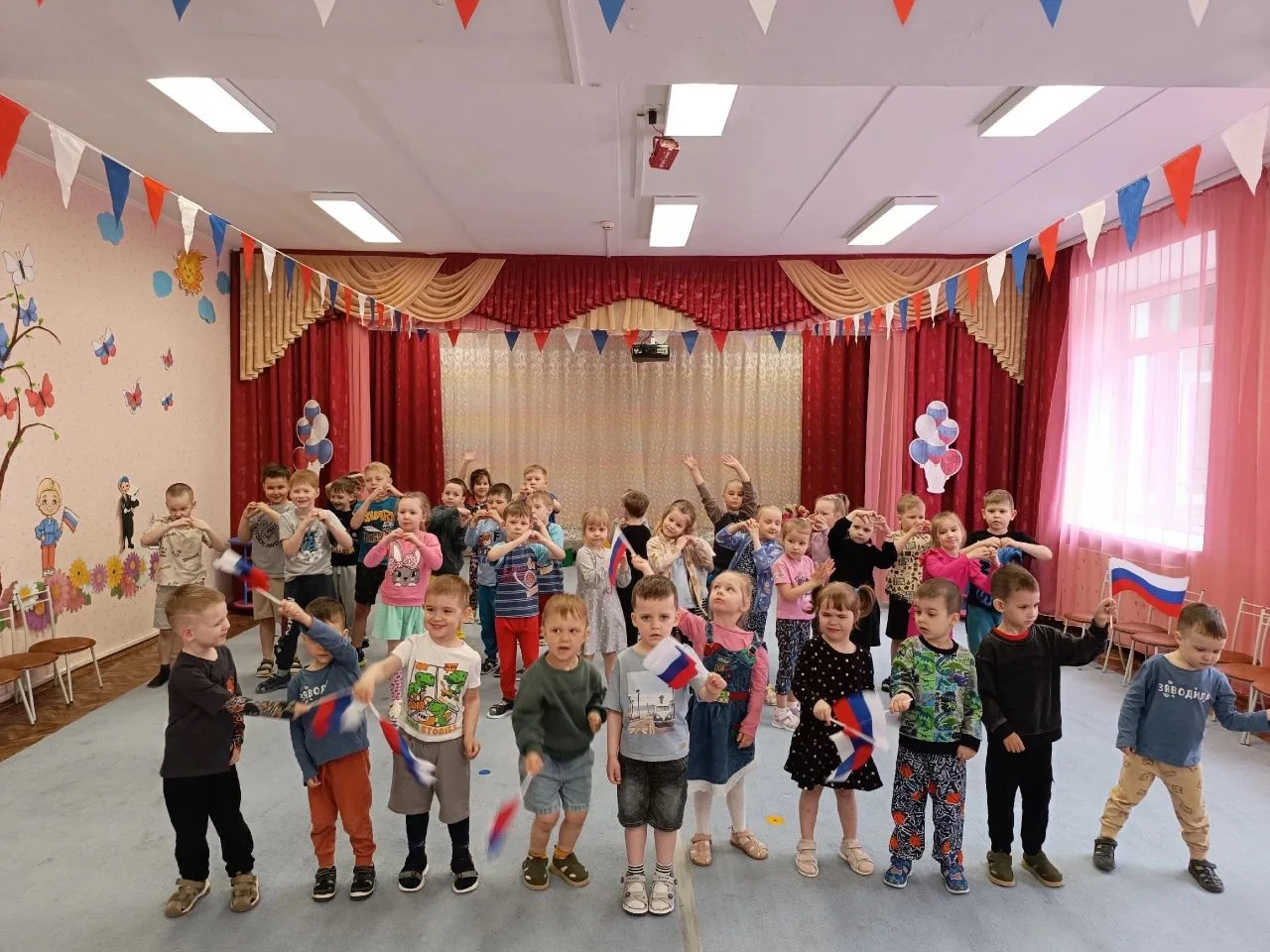 В нашем детском саду прошёл праздник, посвящённый Дню России! 🇷🇺 Ребята пели песни, танцевали, игр