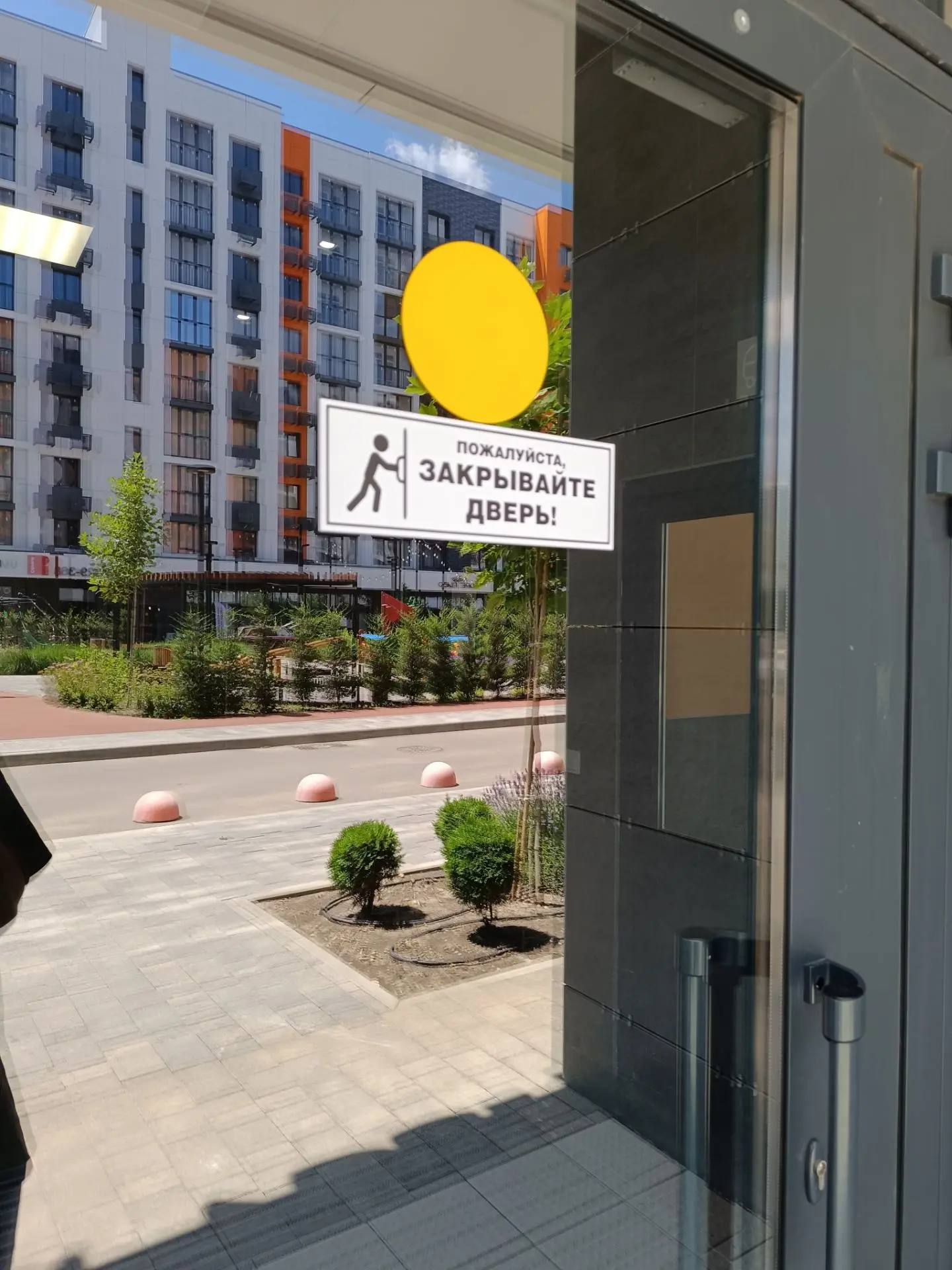 Уважаемые жители!!!

На дверях в подъезды началась установка табличек.
