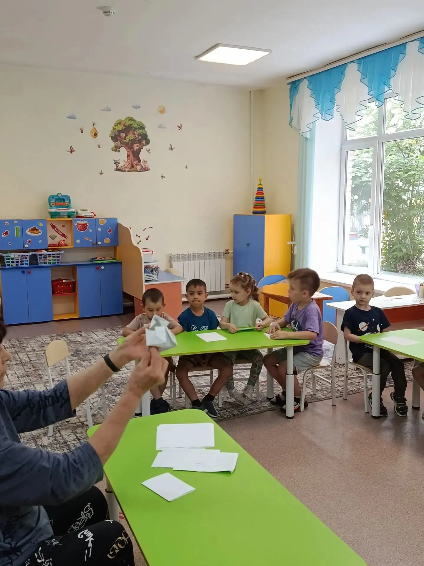 Продолжая тему "Водоемы и их обитатели" мы с детьми придумали свой водоем - тазик с водой! А какой в