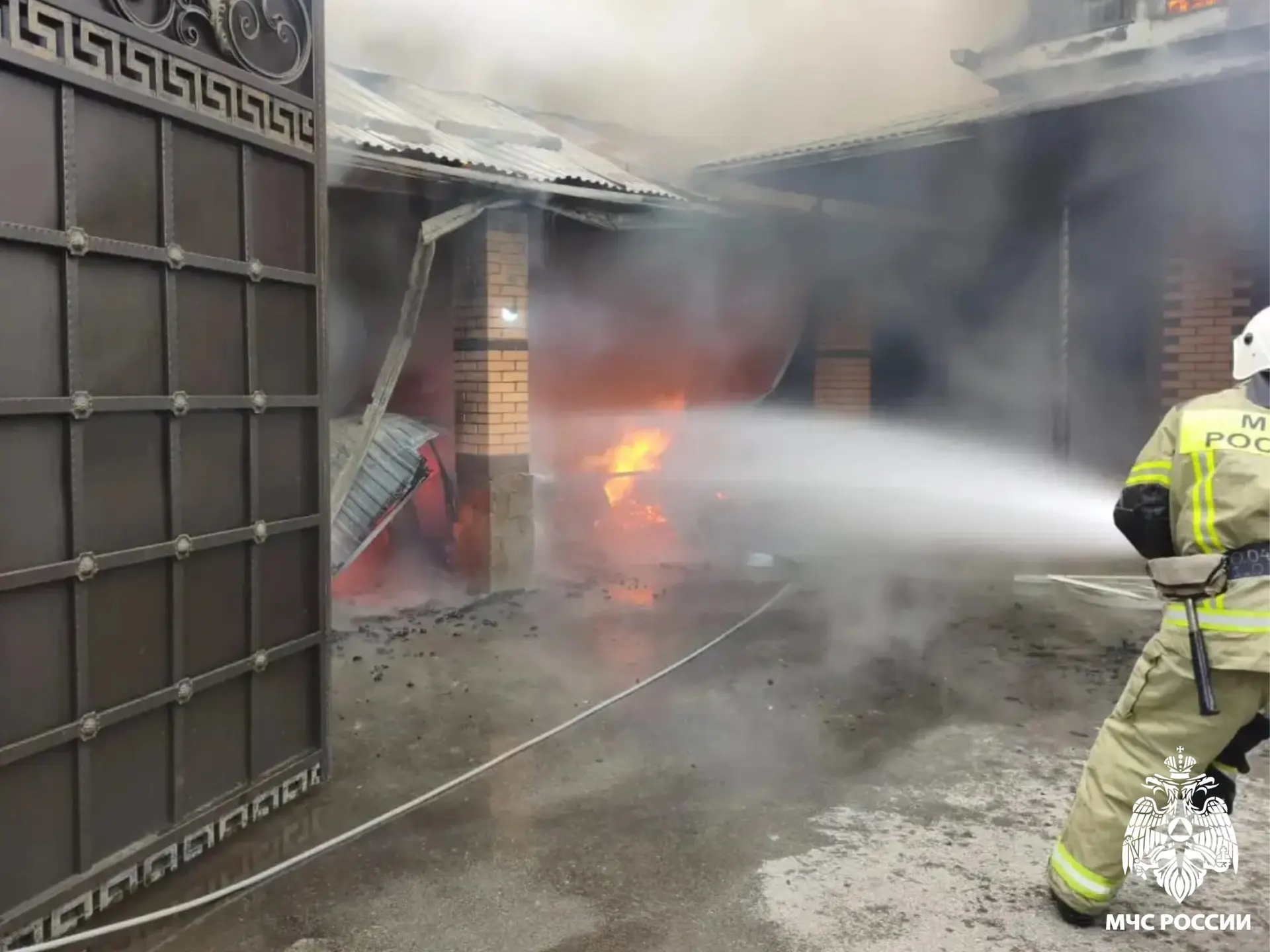 🚒 Сотрудники МЧС России ликвидировали возгорание в Сунже 

На улице Суворова на территории частного