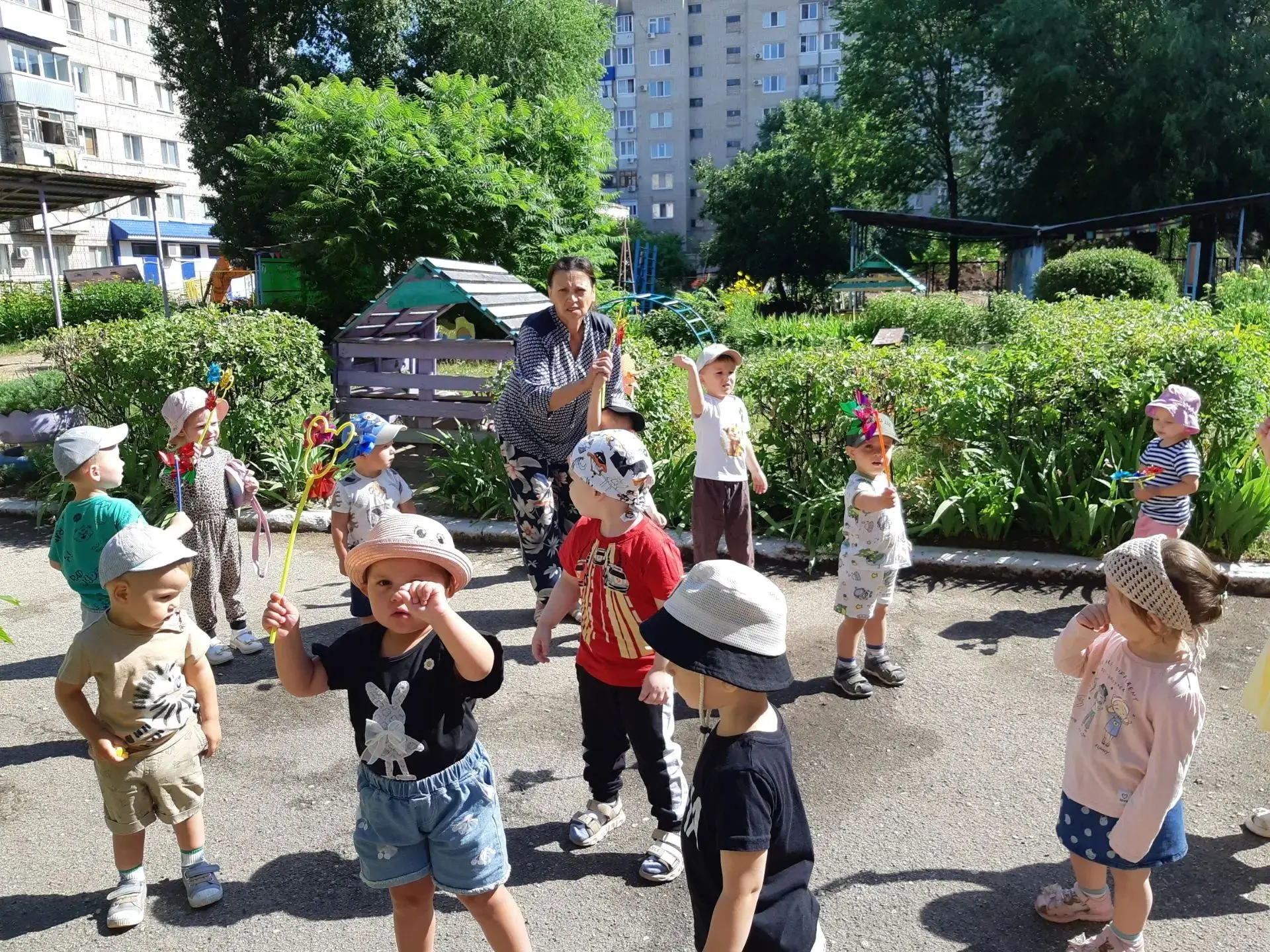 Во Всемирный день ветра малыши нашего детского сада отправились на увлекательную прогулку, чтобы поз