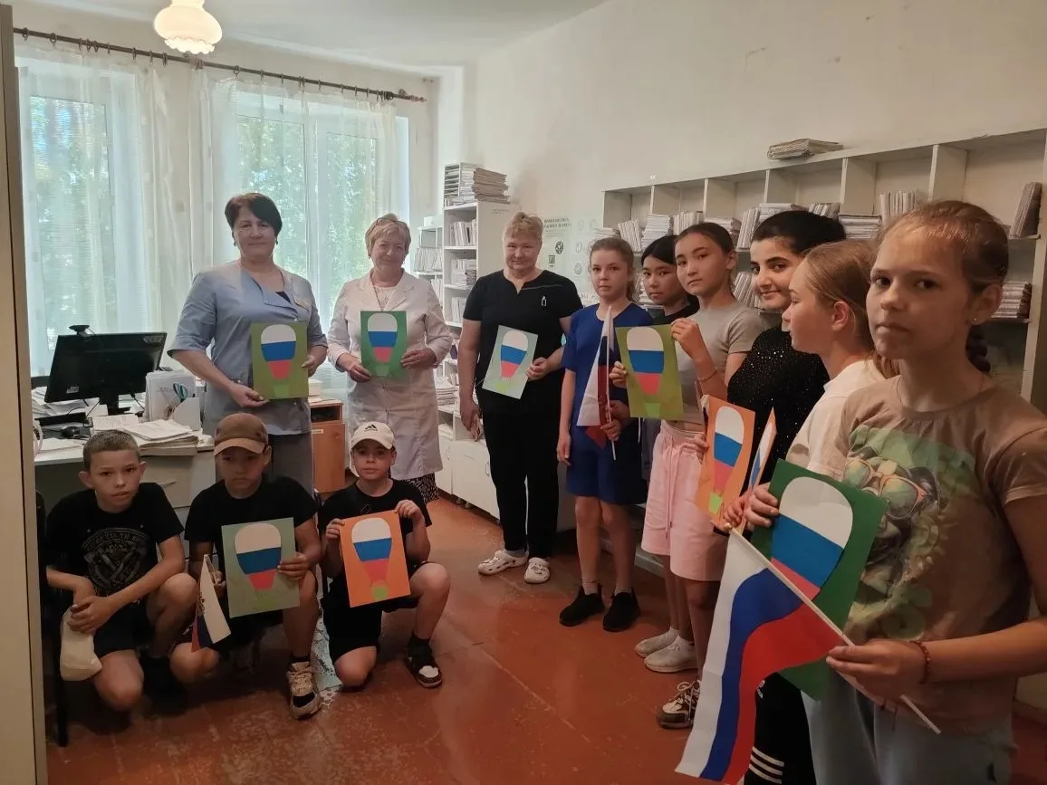 10.06.2026 в нашей школе  в Центре образования "Точка роста" прошел флешмоб ко Дню России "Мы вместе