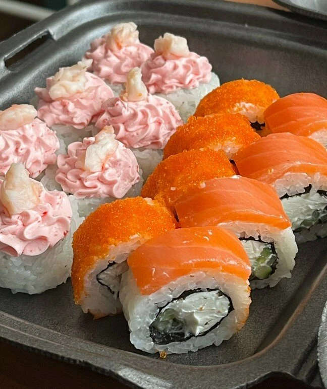 Вкусно и быстро готовят суши! Разные сеты, рекомендую

В Суши ГОУ начинка щедрая, рис не разваливает