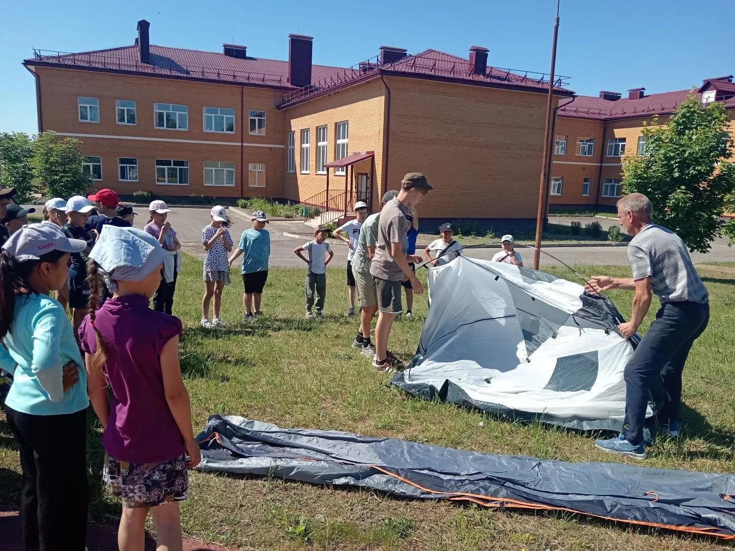 🏕️Сегодня для наших ребят провели мастер-класс по установке палатки для похода. Воспитанники лагеря