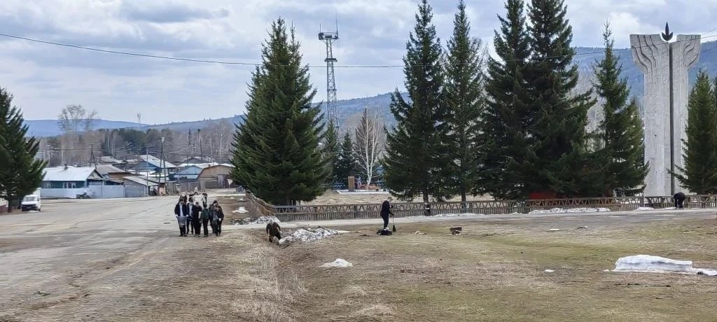 🌿 Чистый посёлок — наша общая гордость!

Накануне празднования Дня Победы педагоги и ученики 5–11 к