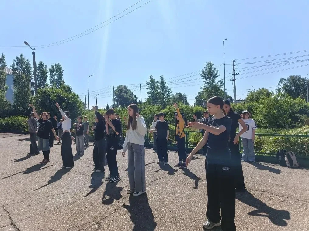 ☀️ Утро понедельника в ЛТО «Ровесники» началось с бодрой зарядки — ребята зарядились энергией и пози