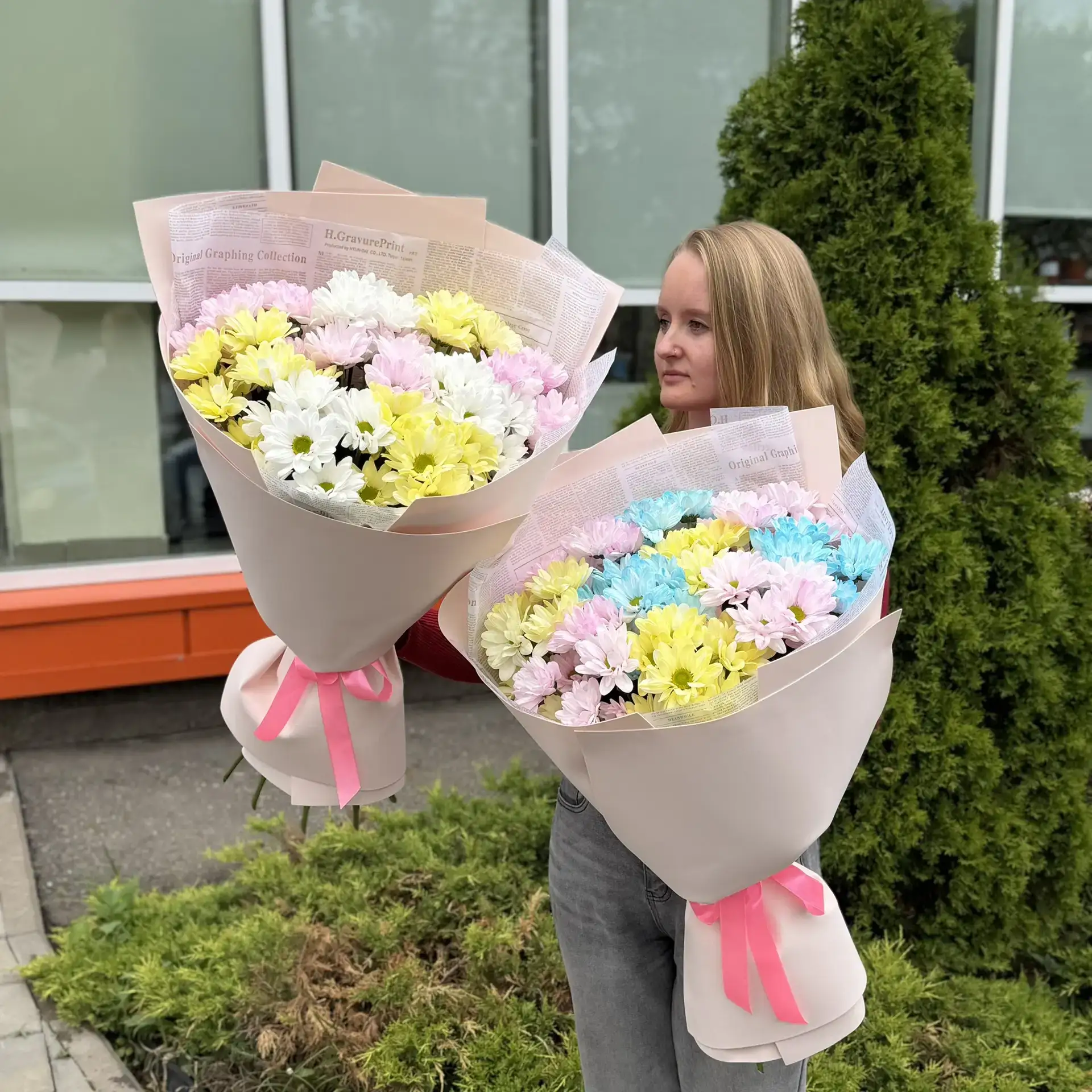 Погода не радует? 
Но мы верим: немного ярких красок может всё изменить!

Букет разноцветных хризант