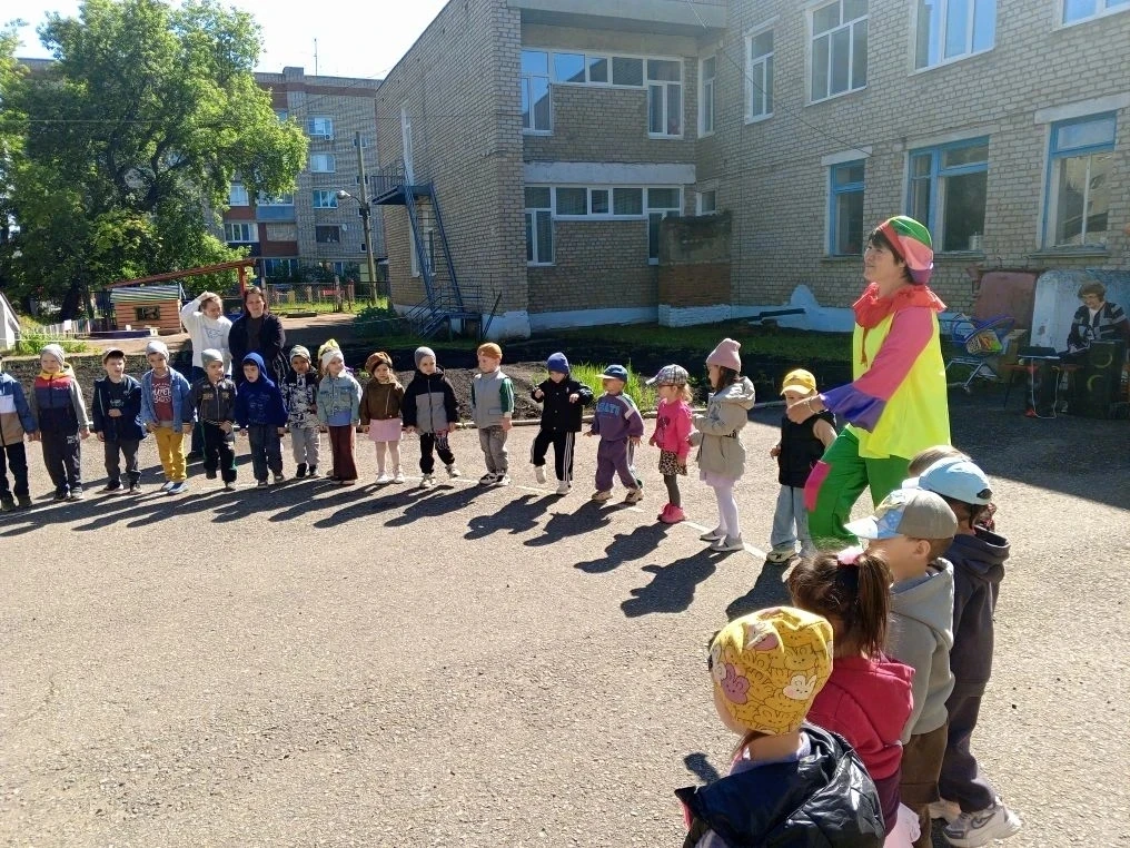 Сегодня праздник — День детей,
Смеха, радости, затей!
Песни, танцы, хоровод,
Солнце в небе, мир, доб