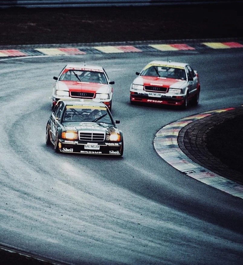 На этом кадре настоящая классика DTM начала 90‑х: Mercedes‑Benz 190E 2.5‑16 EVO II ведёт борьбу с дв