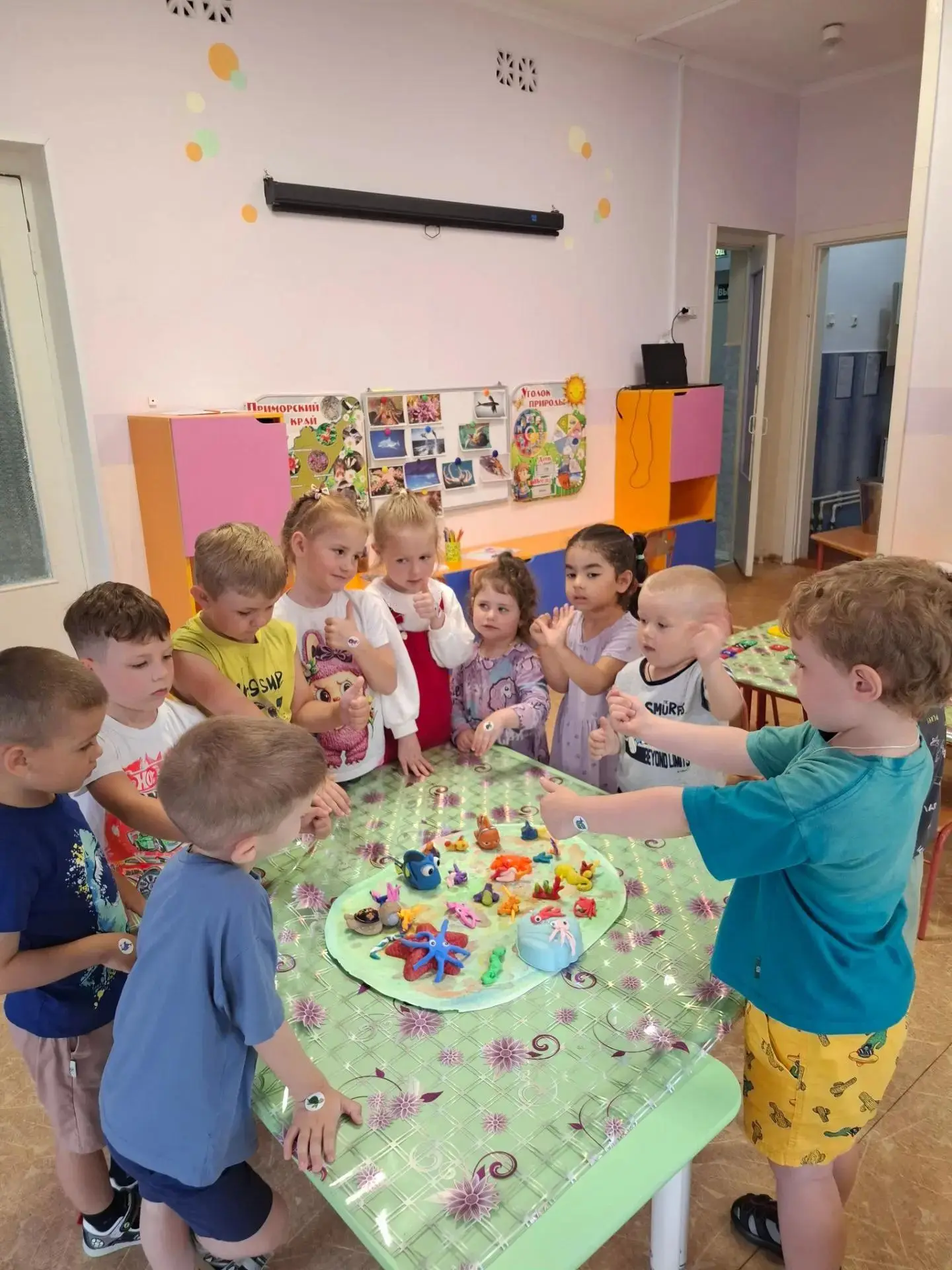 🌊 Путешествие на дно океана!

На коралловых рифах в воде,
На очень большой глубине —
Рыбки водятся 