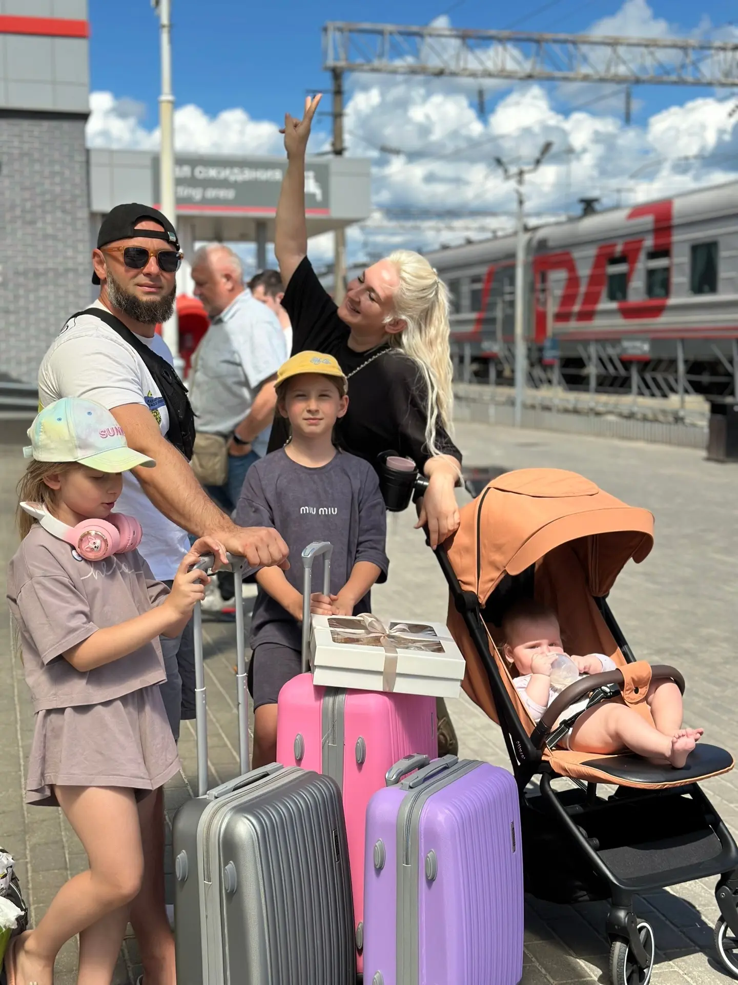 Лето создано для путешествий.🏝️☀️🫶
Для спонтанных поездок, новых городов, красивых закатов и воспо