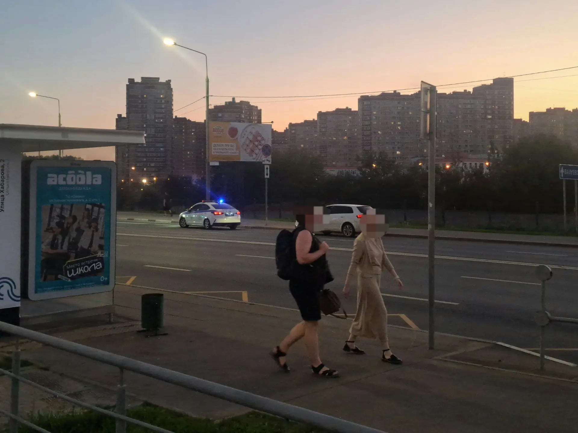 От читателя: На зелёном пешеходном сигнале светофора, когда люди переходили по пешеходному переходу 