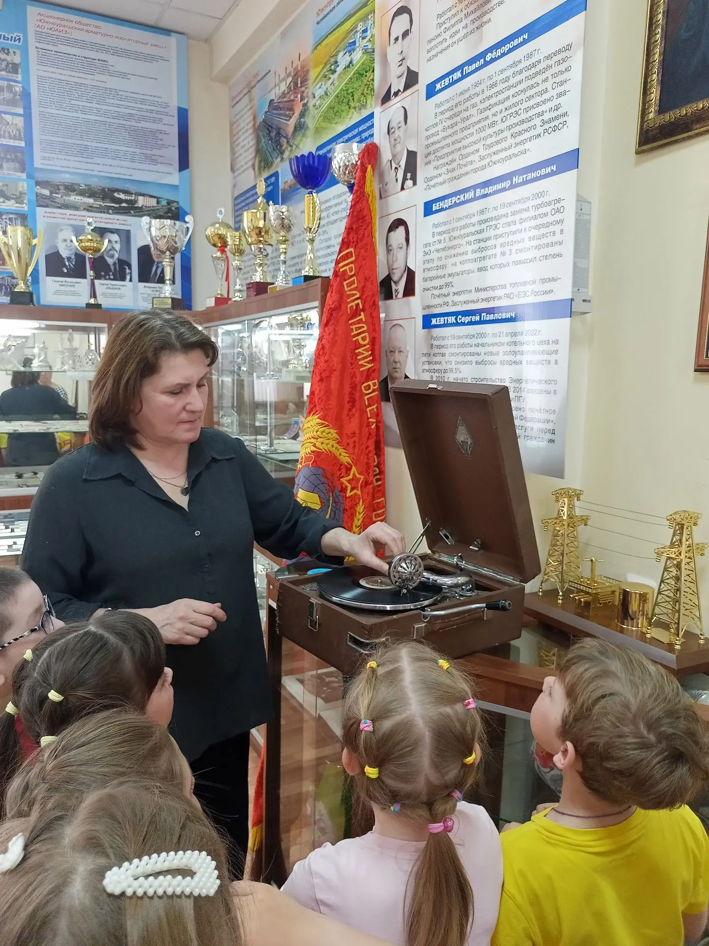 Путешествие в прошлое: экскурсия в краеведческий музей

Воспитанники старших групп нашего детского с