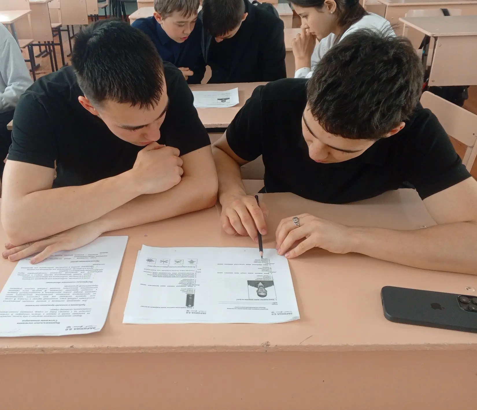 Вторник в расположении отряда: готовимся к занятиям. На первом фото — командир решает задания вместе