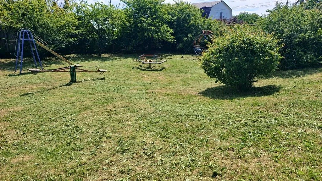 Покос сорной растительности на детской площадке в пос. Таманский по улице Олимпийской.