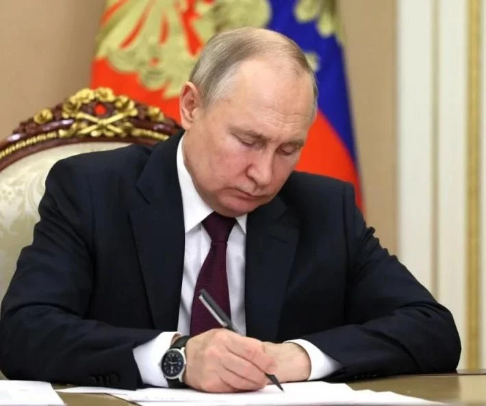 Путин подписал закон об отключении связи и интернета по первому требованию ФСБ

Операторы не будут н