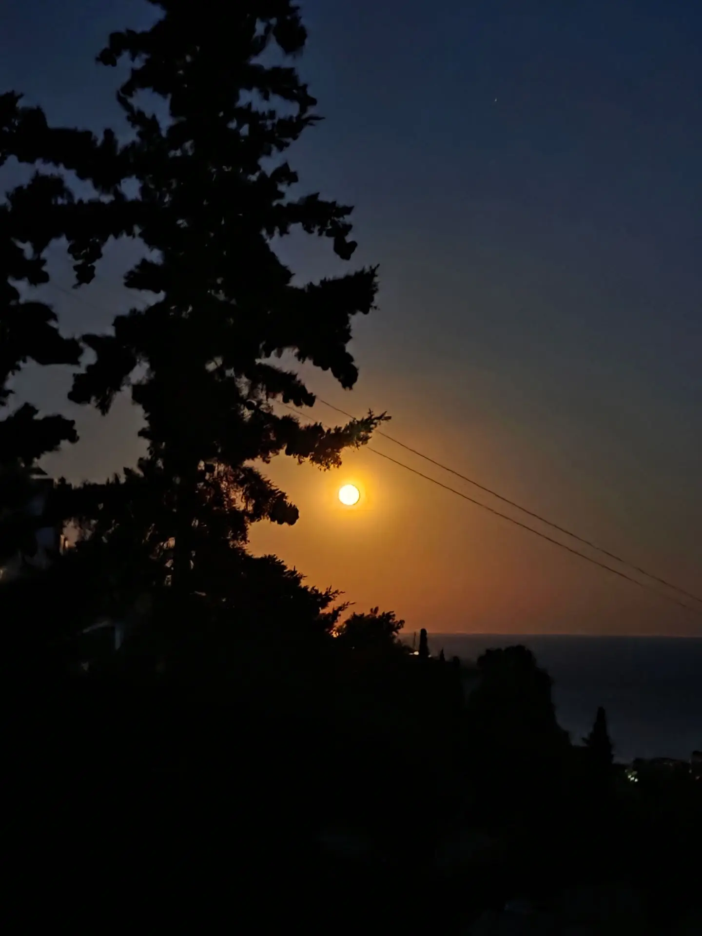 Какая красивая сегодня луна 🌝 Июльское полнолуние называют Оленьей Луной по традиции североамерикан