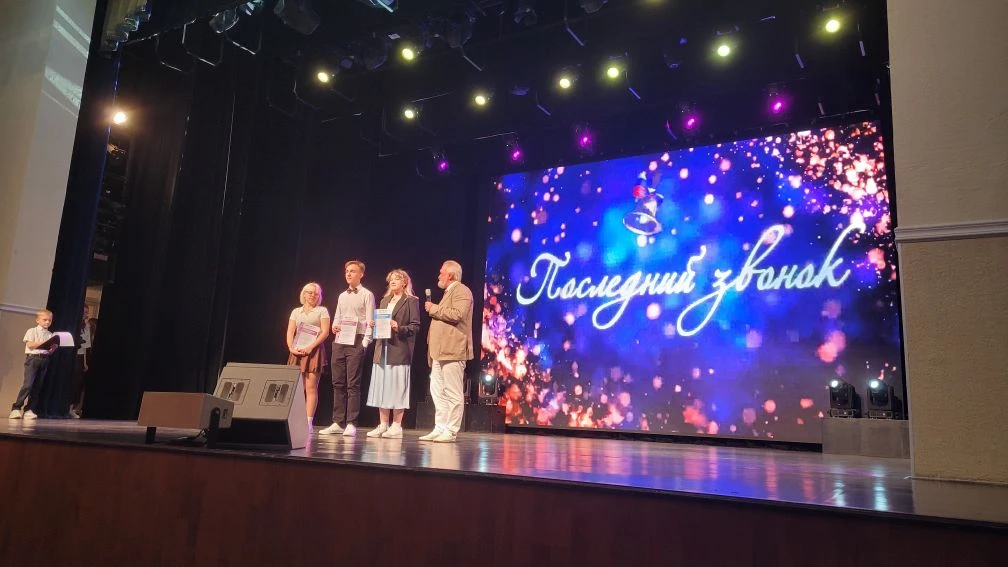 🍃 Сегодня для наших одиннадцатиклассников прозвучал Последний звонок!
В воздухе — лёгкая грусть и м