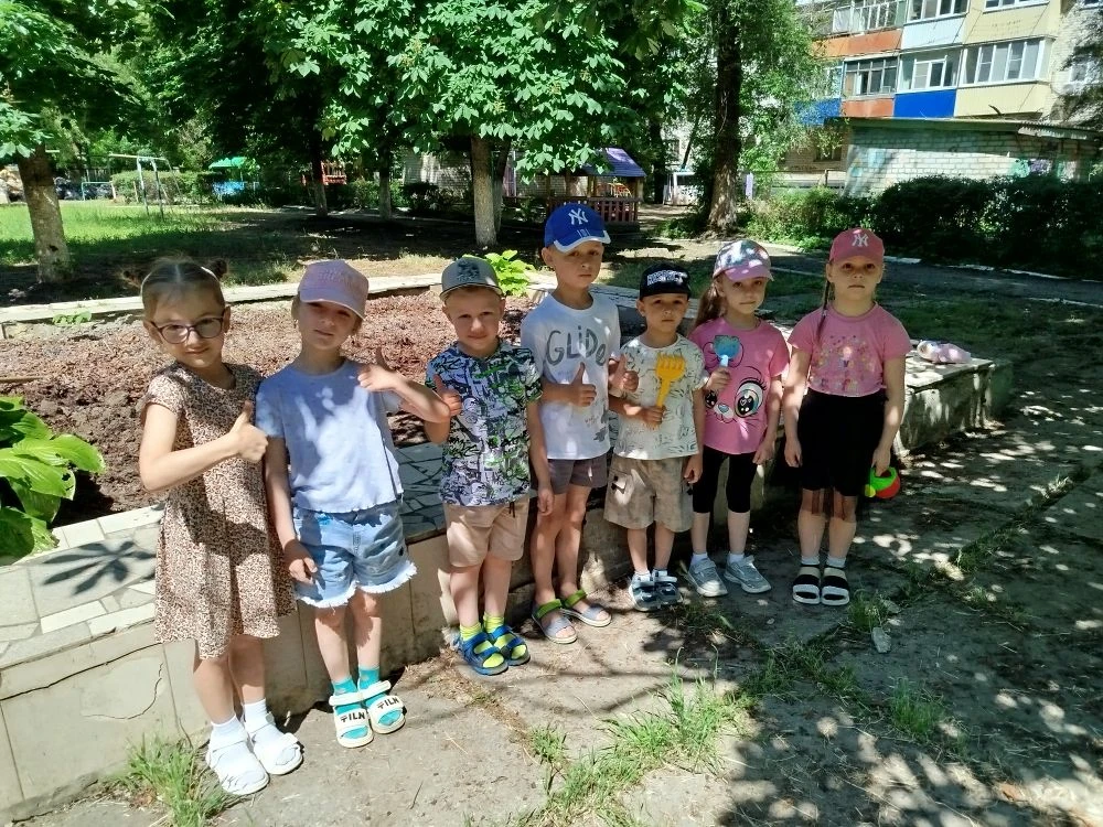 #РодничокИнтересноеРялом
Называют кукурузу
Королевою полей - 
Это детки означает,
Что нет равных в п