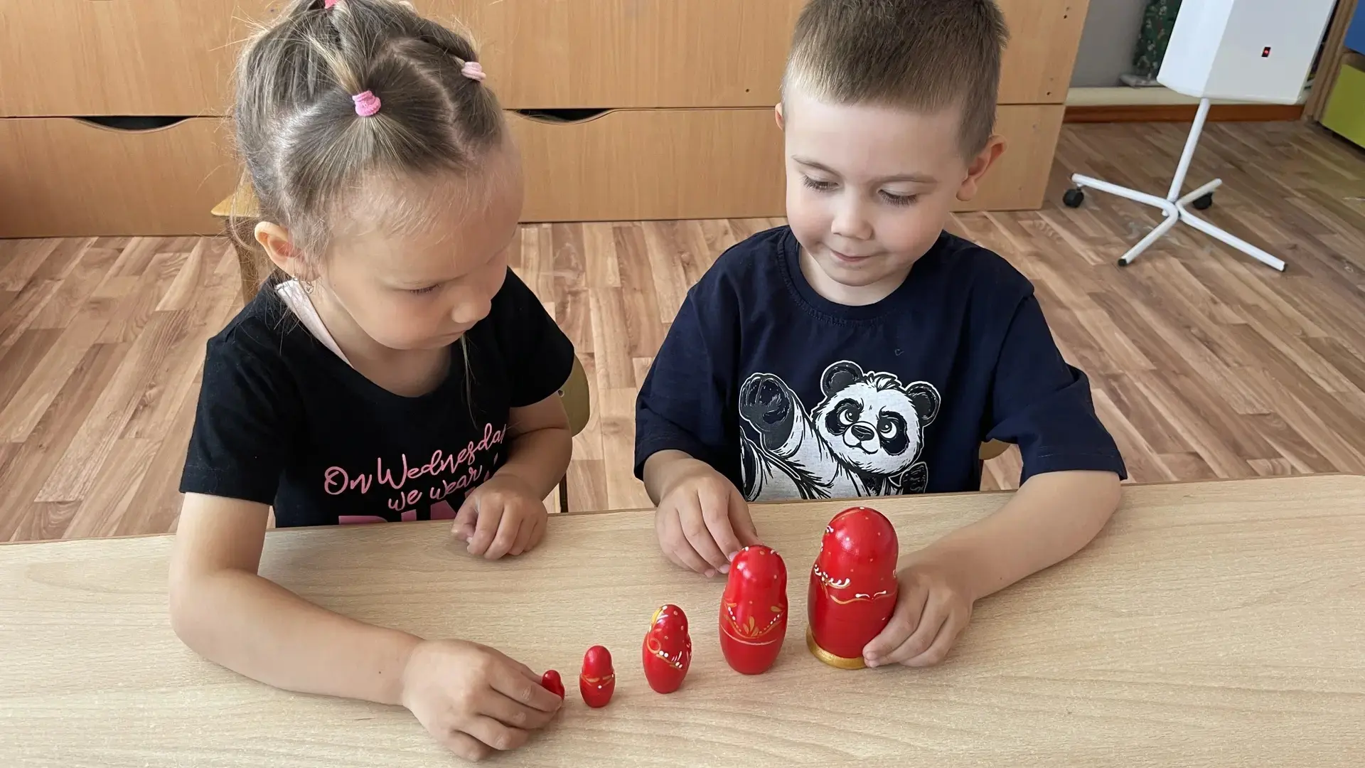 «Матрёшка» 
Цель: познакомить детей с русской народной игрушкой — матрёшкой, развивать внимание, мыш
