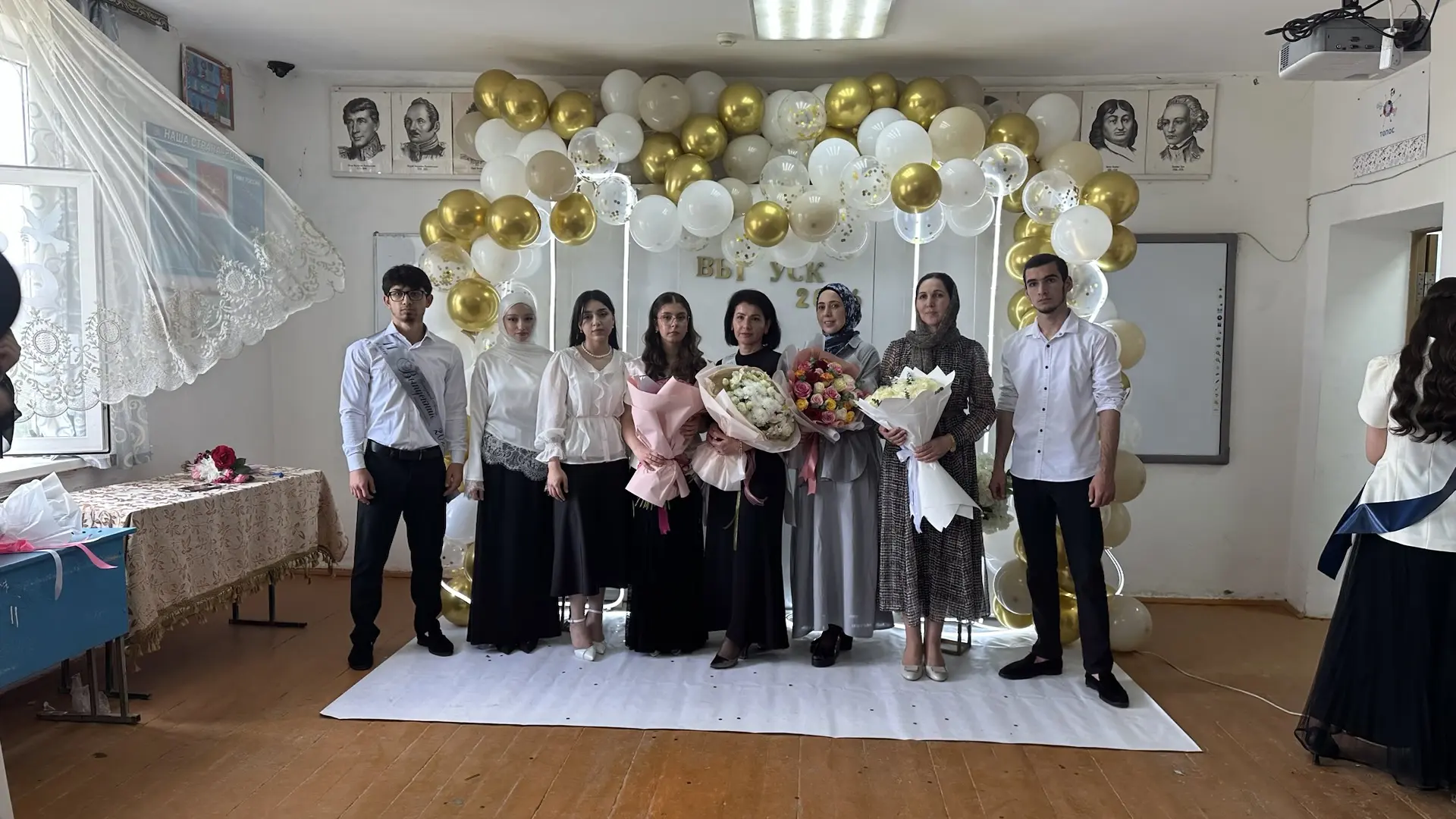 Дорогие выпускники! Сегодня, стоя на пороге взрослой жизни, вы наверняка очень серьёзно задумываетес