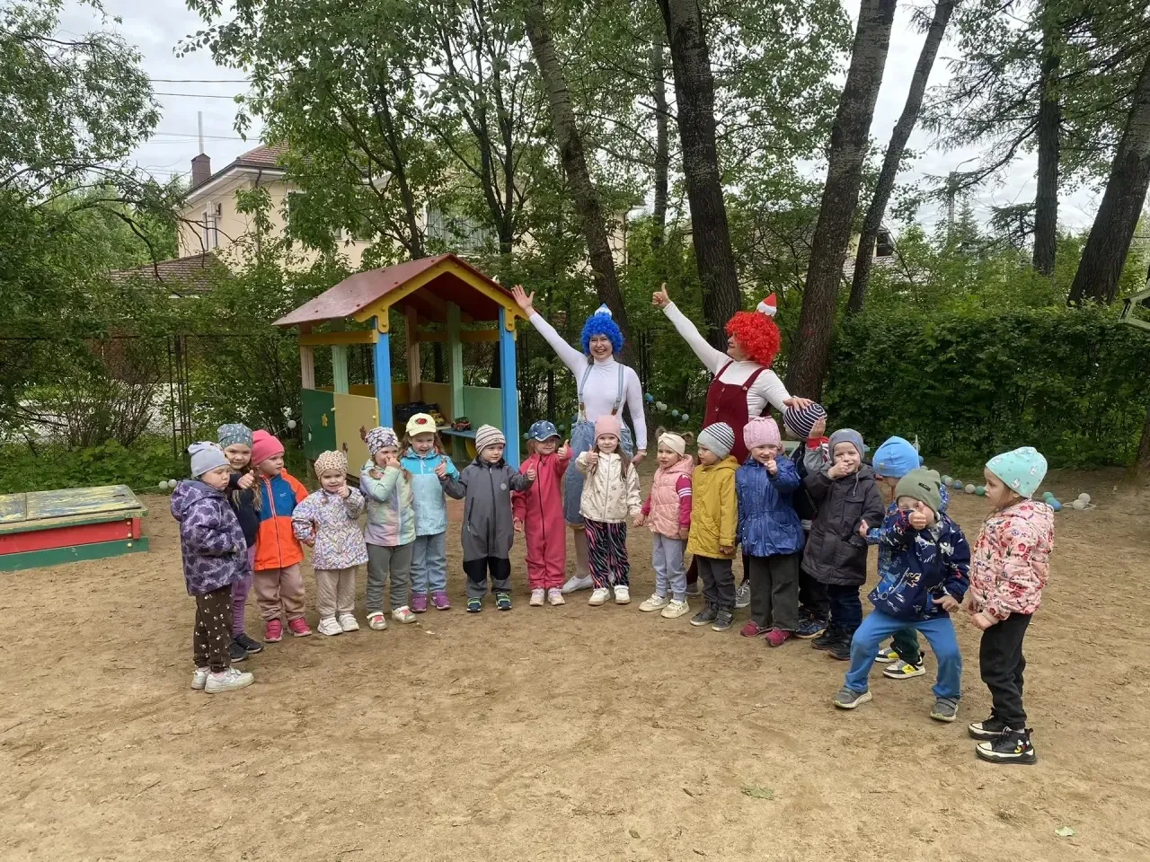 Ура ☀️ЛЕТО☀️ 
В первой летний день средняя группа «Ромашки» отметили замечательный праздник🎊

ДЕНЬ 