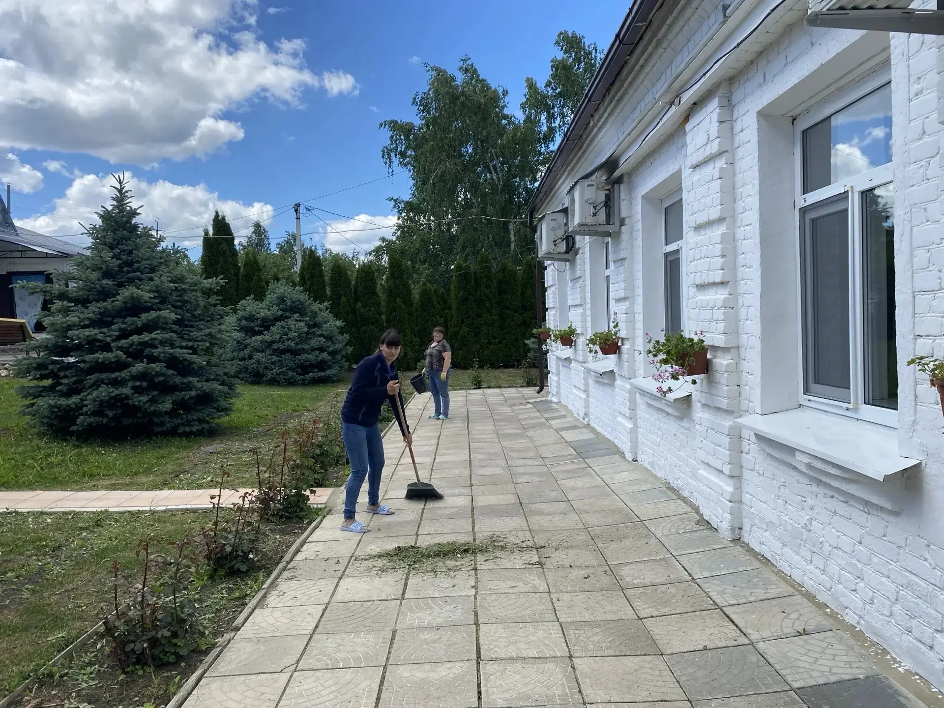 В нашем доме-интернате прошел субботник, и атмосфера в воздухе буквально искрилась энтузиазмом.
Прож