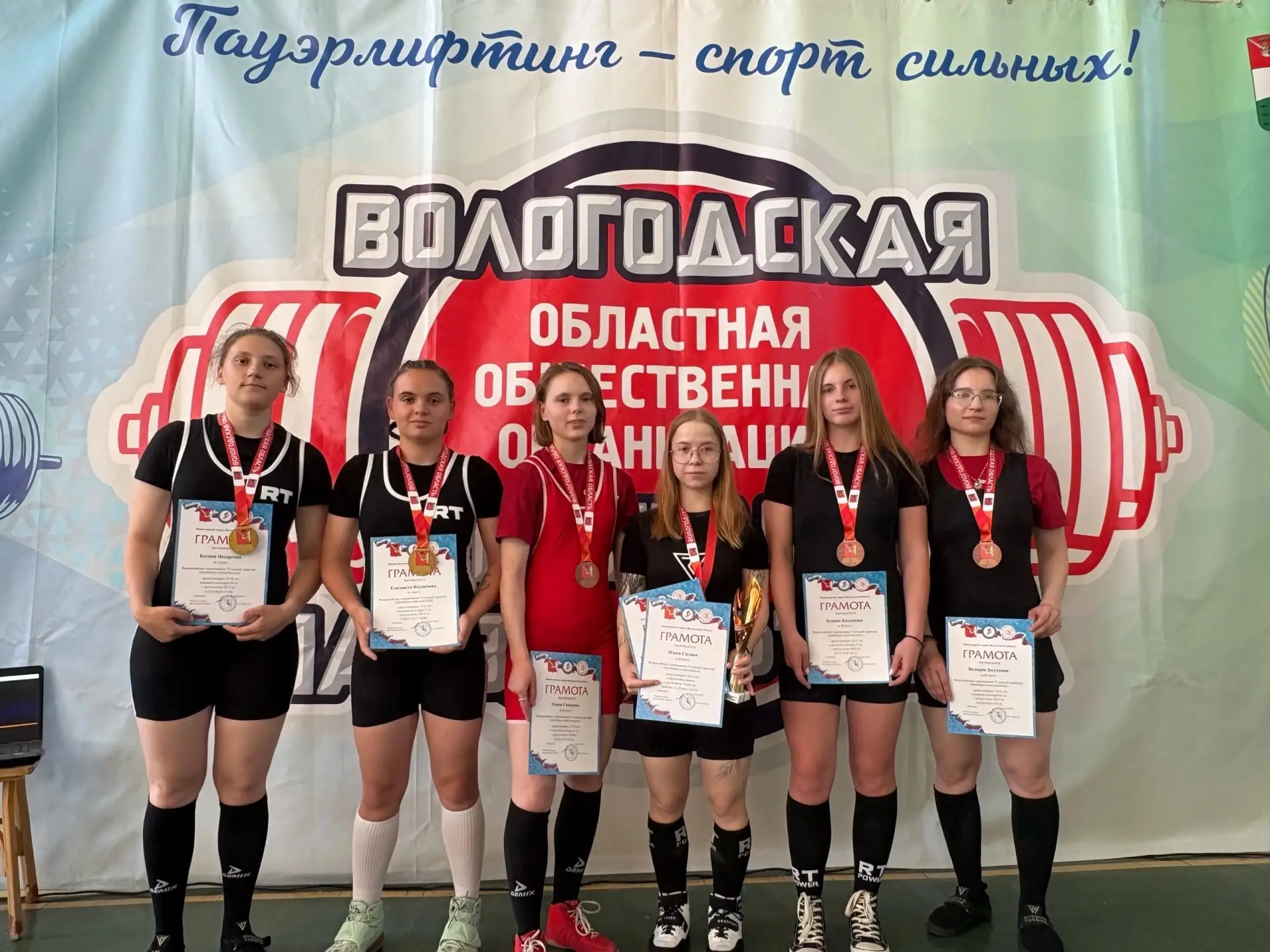 💪 Еще один крупный спортивный успех, только на этот раз - в соревнованиях по пауэрлифтингу! Студент