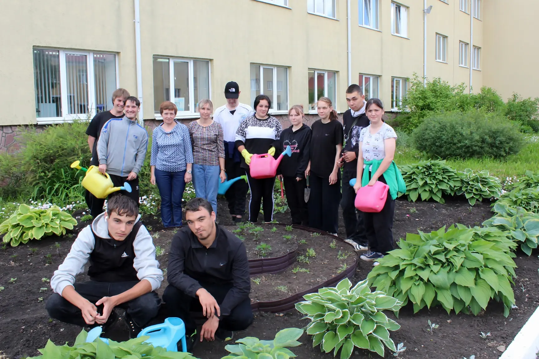 🌺 Преподаватели и студенты агротехнологического отделения присоединились к акции «Цветы России»

В 