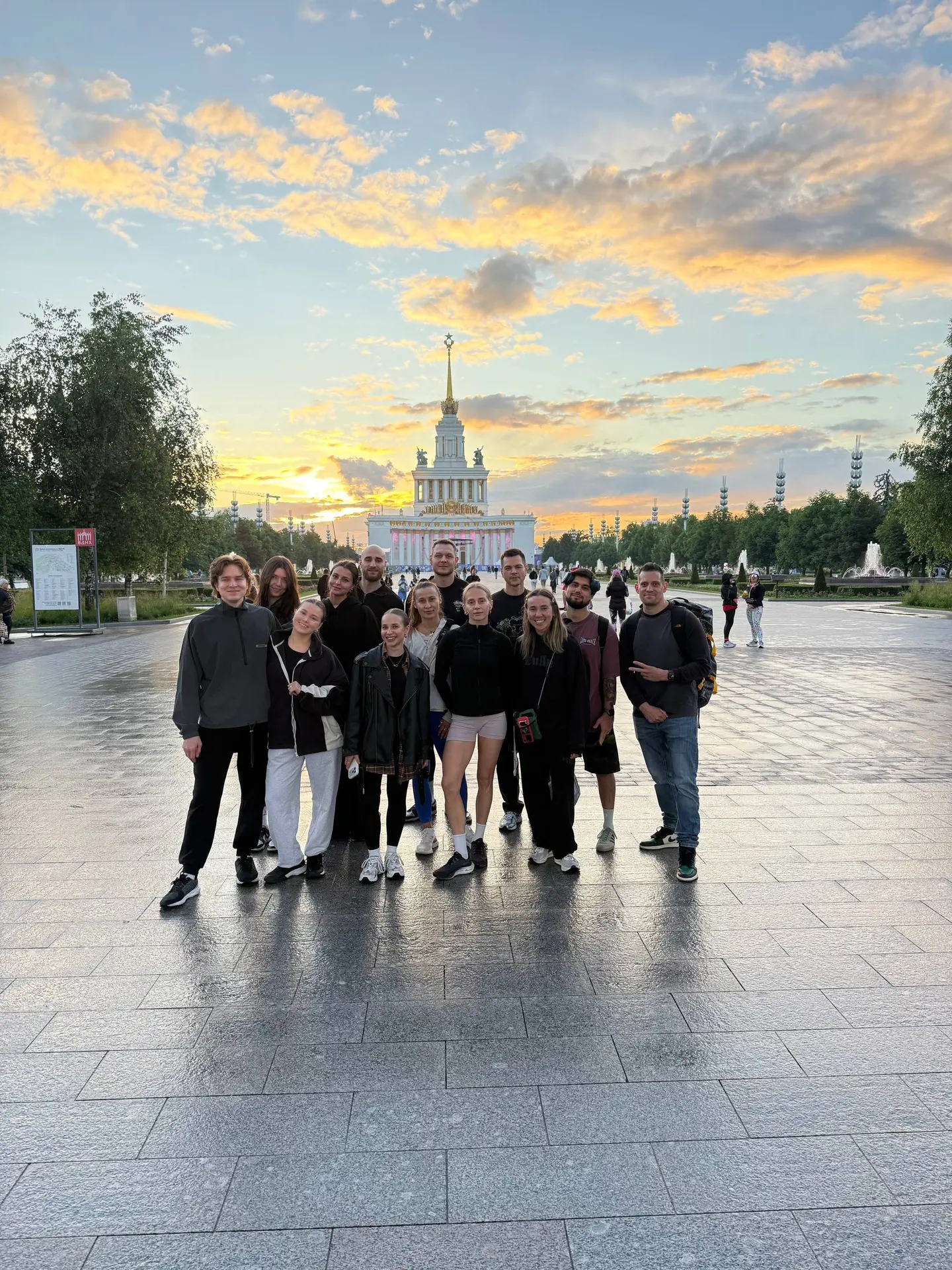 мы бежали наш ежегодный забег в формате эстафеты в Дубну!

стартовали с ВДНХ