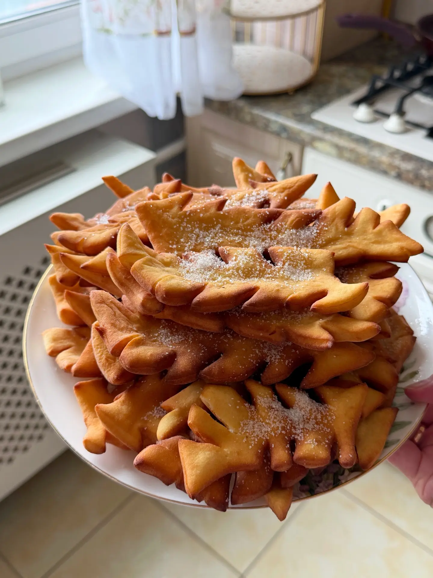 Хворост на сгущенке🥨🥨

Всего 3 ингредиента: 
2 яйца, полбанки-банка сгущенки, мука, и вуаля!

Тест