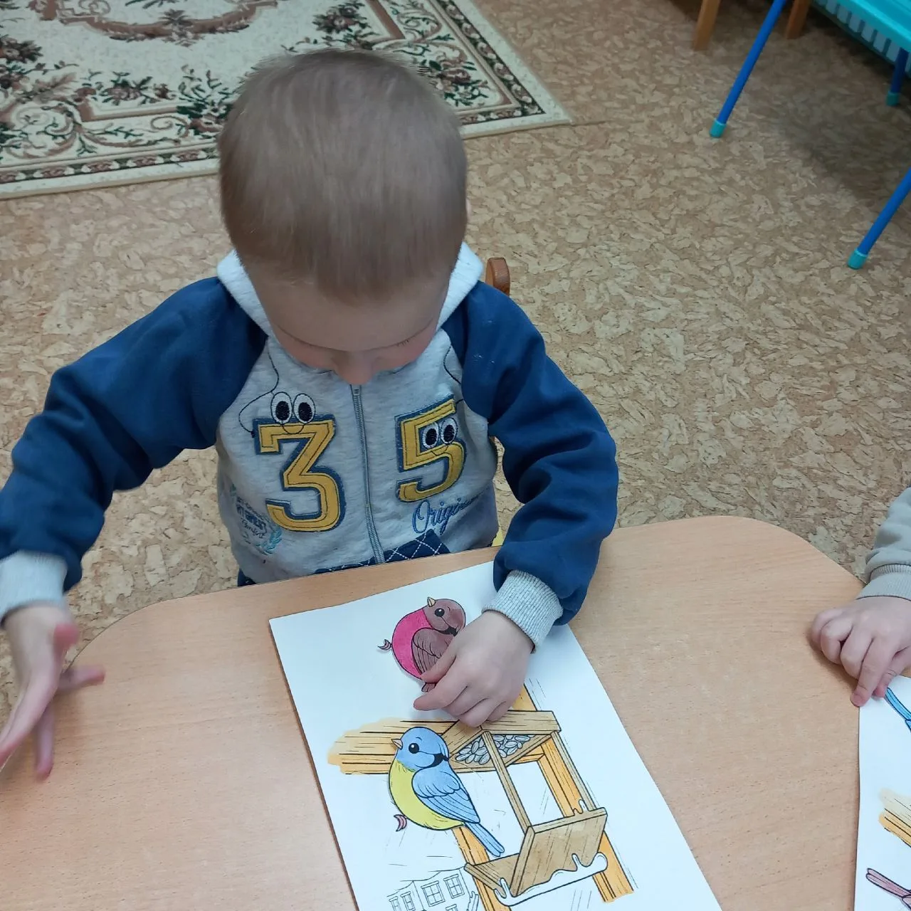 С ребятами "Веселыми зайчатами" на улице мы наблюдали, какие птички 🐦 прилетают к нам в кормушку. А