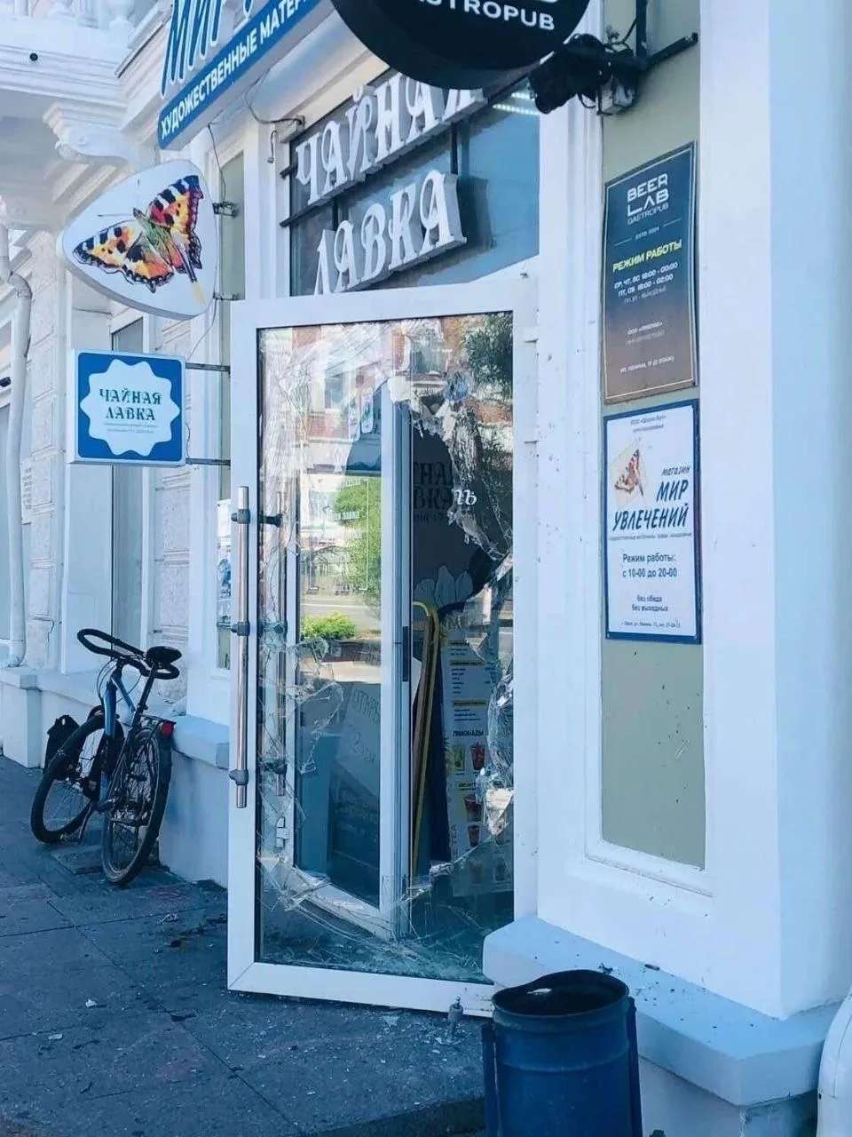 В центре Омска мужчина разгромил входную дверь

Произошло это в здании на Ленина, 17. Как рассказали