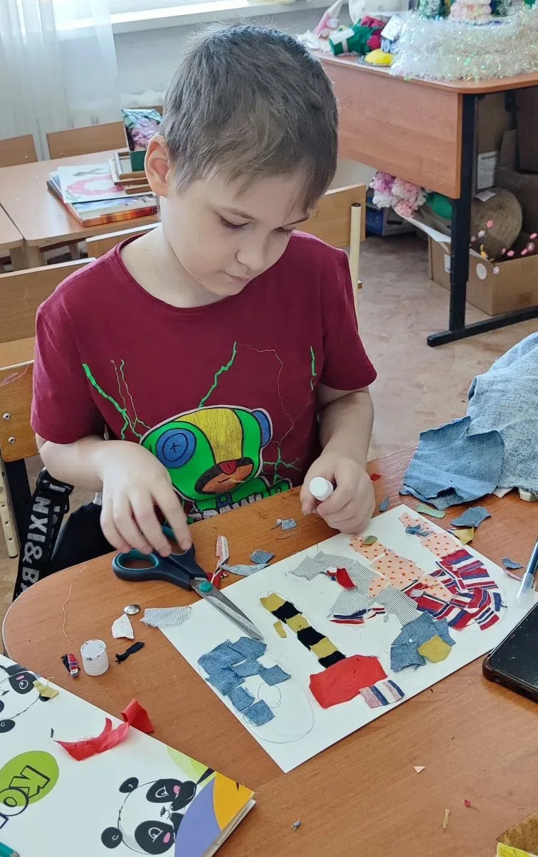 Наши ребята на летних программах осваивают новые техники рисования! 🎨☕️👕

В детском объединении «С