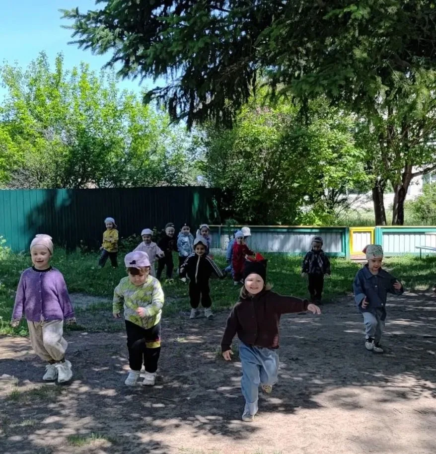 Мы только начинаем постигать азы спортивного мастерства 🤗, участвуя в «Весёлых стартах» 🏅. Главное