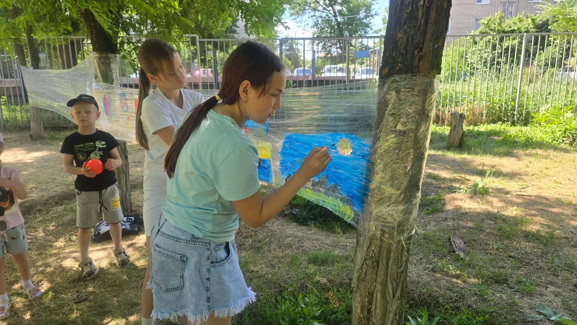 Сегодня в нашем школьном лагере был по-настоящему яркий день! ☀️
Мы решили перенести всю палитру лет