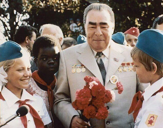 Леонид Ильич Брежнев во время посещения международного детского пионерского лагеря "Артек" в Крыму, 
