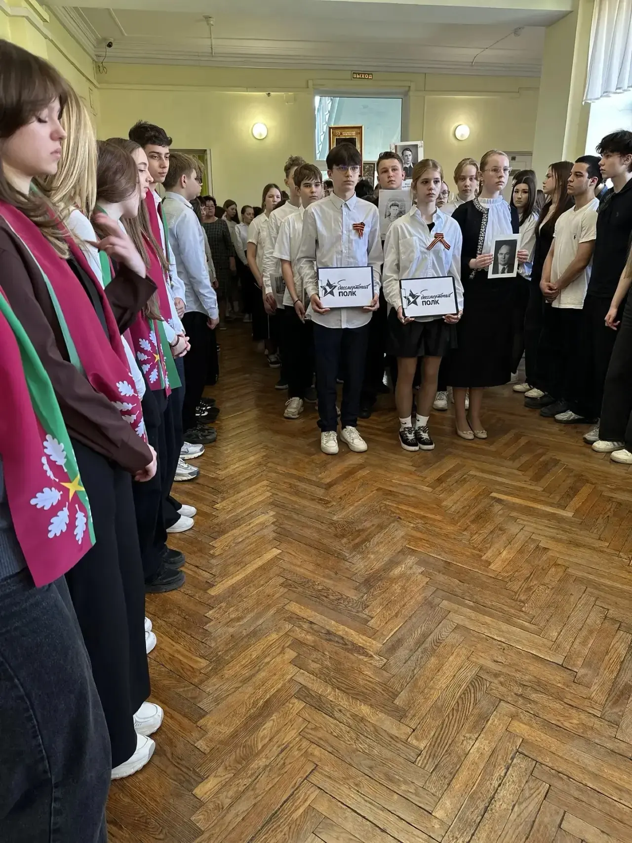 Бессмертный полк Гимназии 9. 
     Сегодня по коридорам Гимназии шли наследники победителей с портре