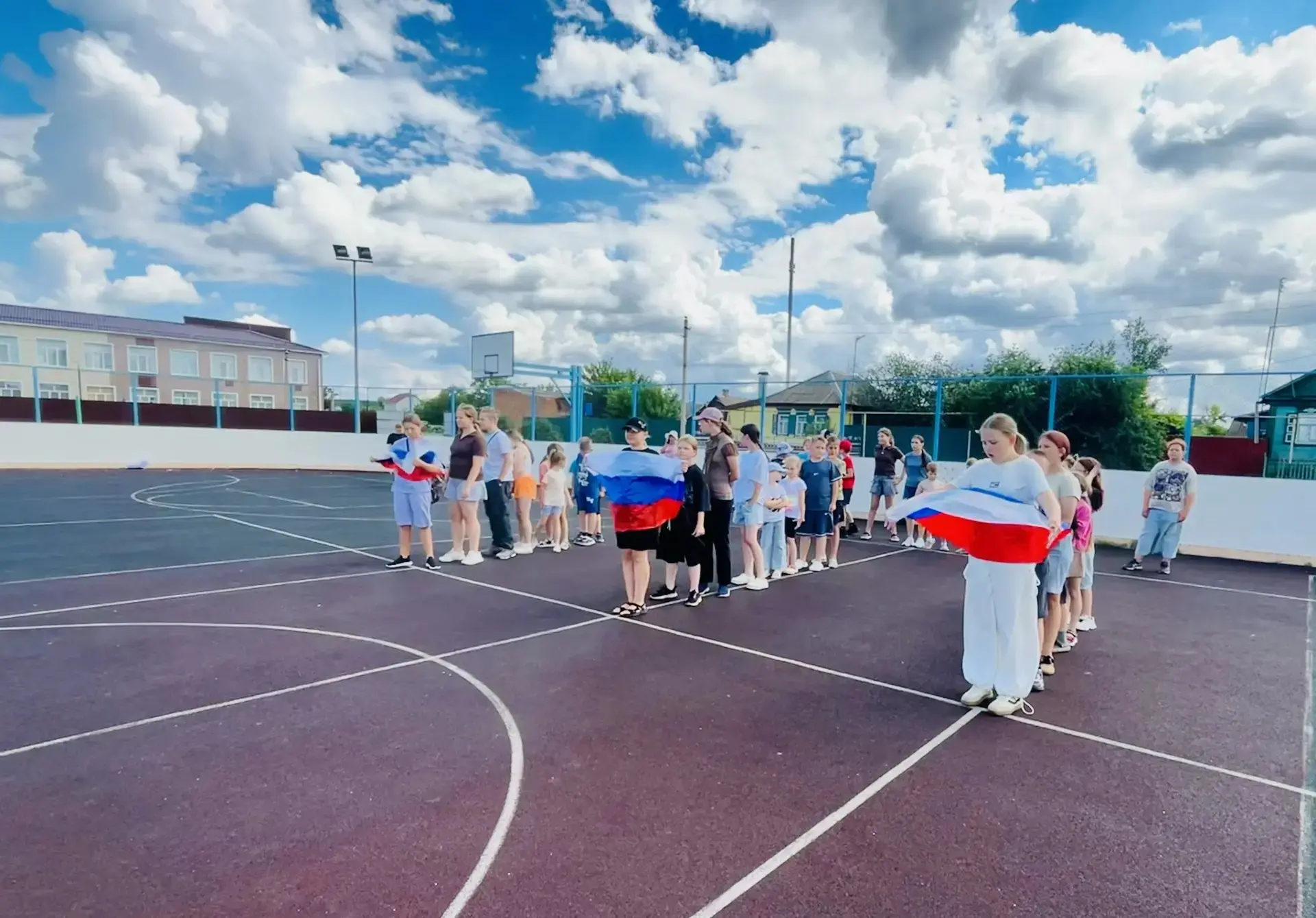 В пришкольном лагере «Ромашка» прошла спортивная эстафета «Вызов первых». Три отряда, семь испытаний