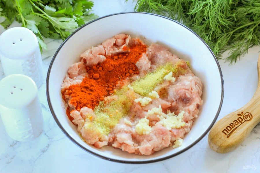 Вяленые домашние колбаски🥓

Ингредиенты:

🥩Фарш любой- 500 гр
🌶️Паприка копчёная -1 ч л
🧄Чеснок 