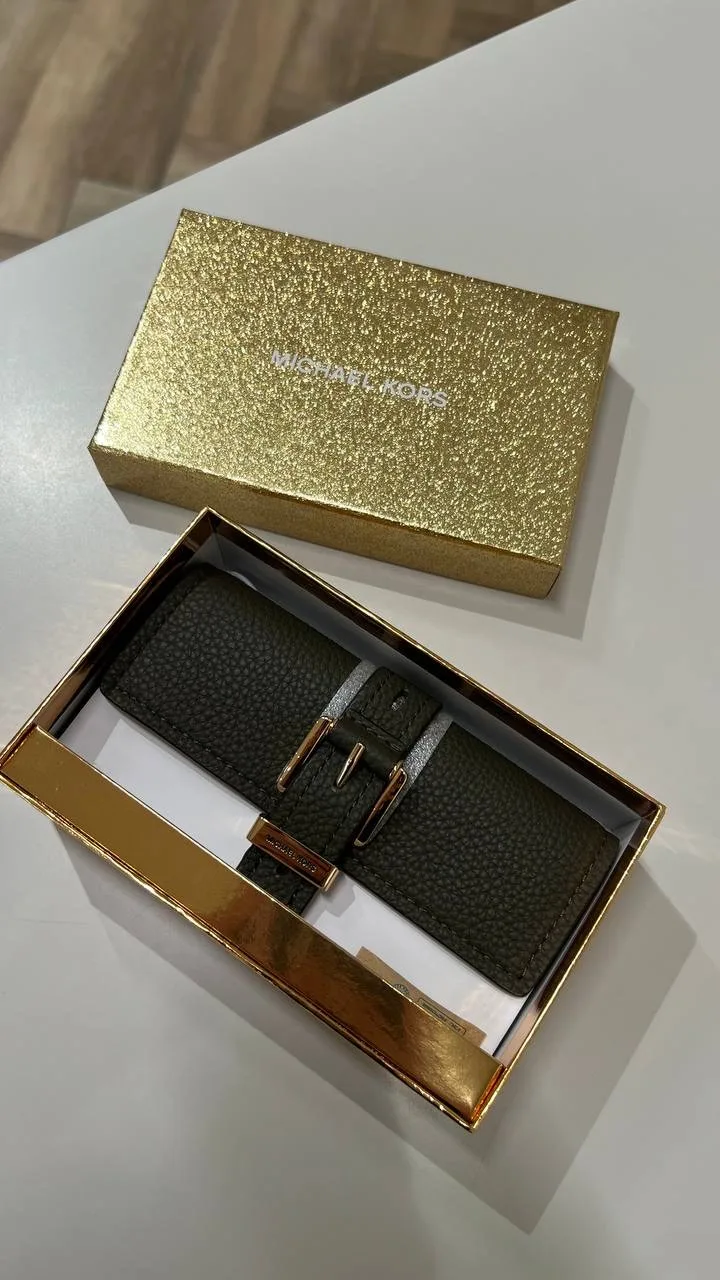 Michael Kors кошелёк 

7200₽ | 14.5*9

ОФОРМИТЬ ЗАКАЗ ✏️