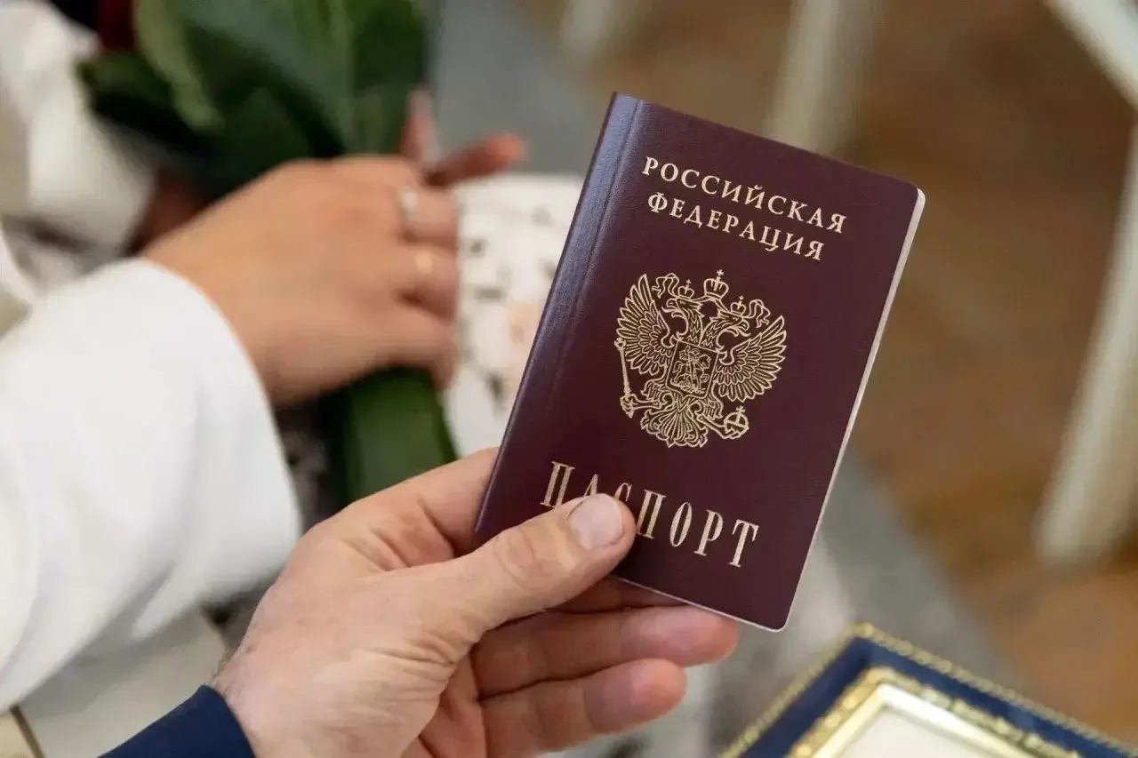 Глава Сургута Максим Слепов вручил заслуженные награды жителям города и первые паспорта отличившимся