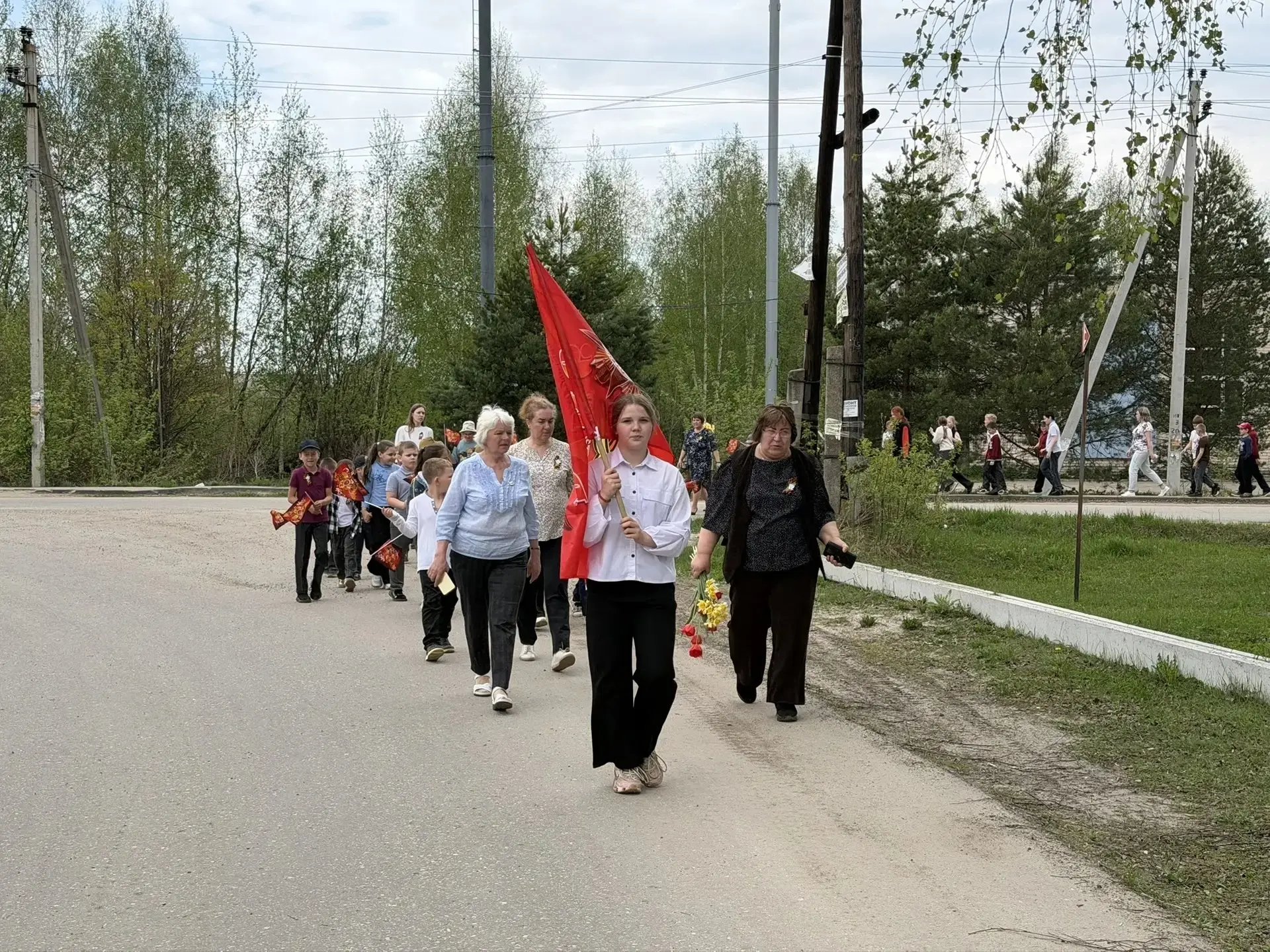 🌟 8 мая, в преддверии Дня Победы, ученики нашей школы организовали шествие к мемориалу. 🌟

С флага