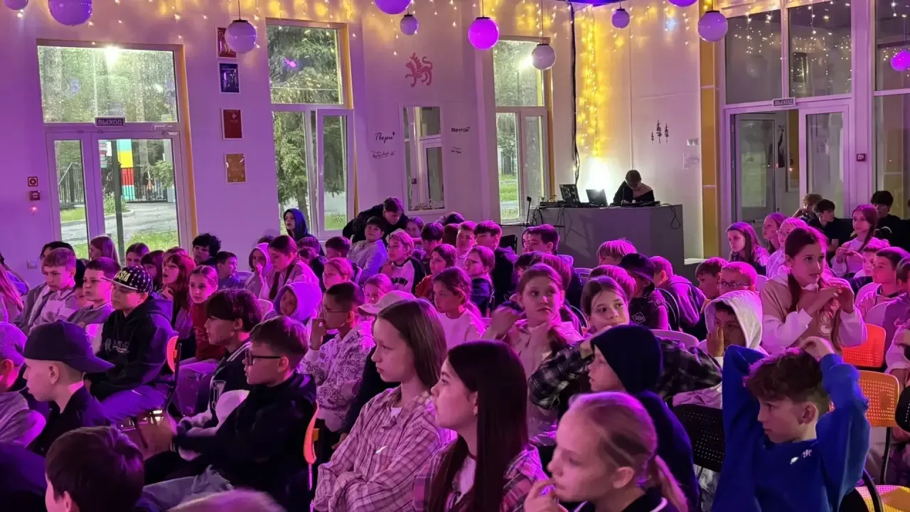 Вчера вечером в лагере прошёл «Музыкальный квиз». Ребята соревновались, кто лучше знает музыку, и эт