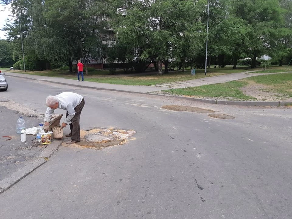Россиянам могут разрешить самим класть асфальт. 

Штраф до 10 тысяч рублей за ремонт асфальта во дво